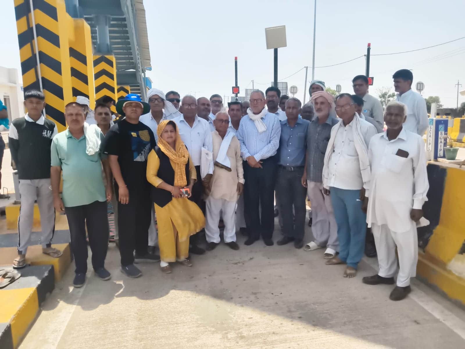 टोल पर उपस्थित कामरेड ओमप्रकाश, एडवोकेट राजेश सिंधू व अन्य। 