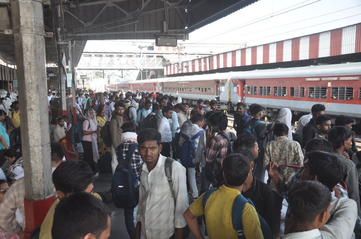 Toilet door broken in Gorakhpur Intercity, foul smell spread