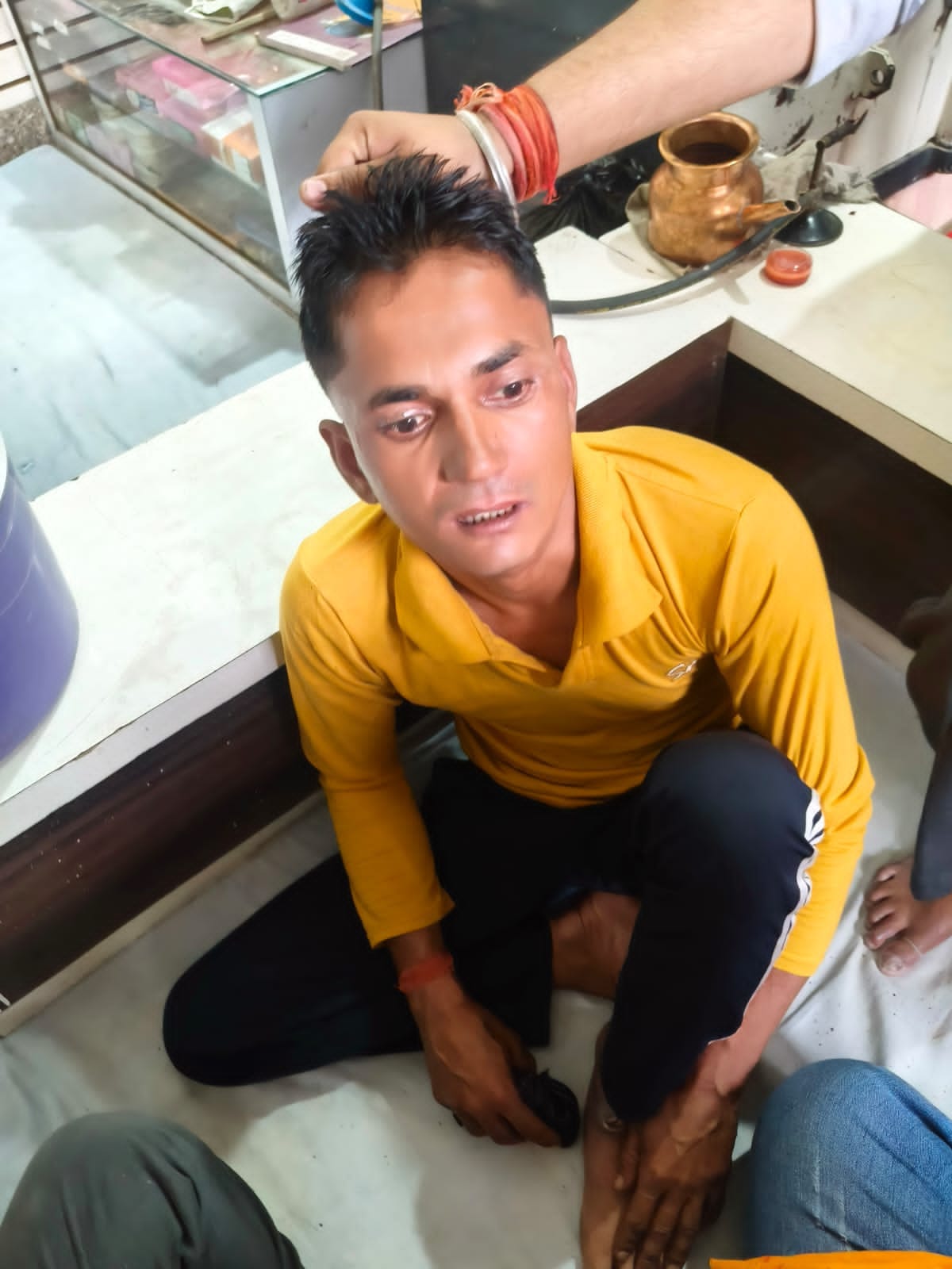 A fraudster was passing off a fake ring as a real one, but the jewellers caught him.
