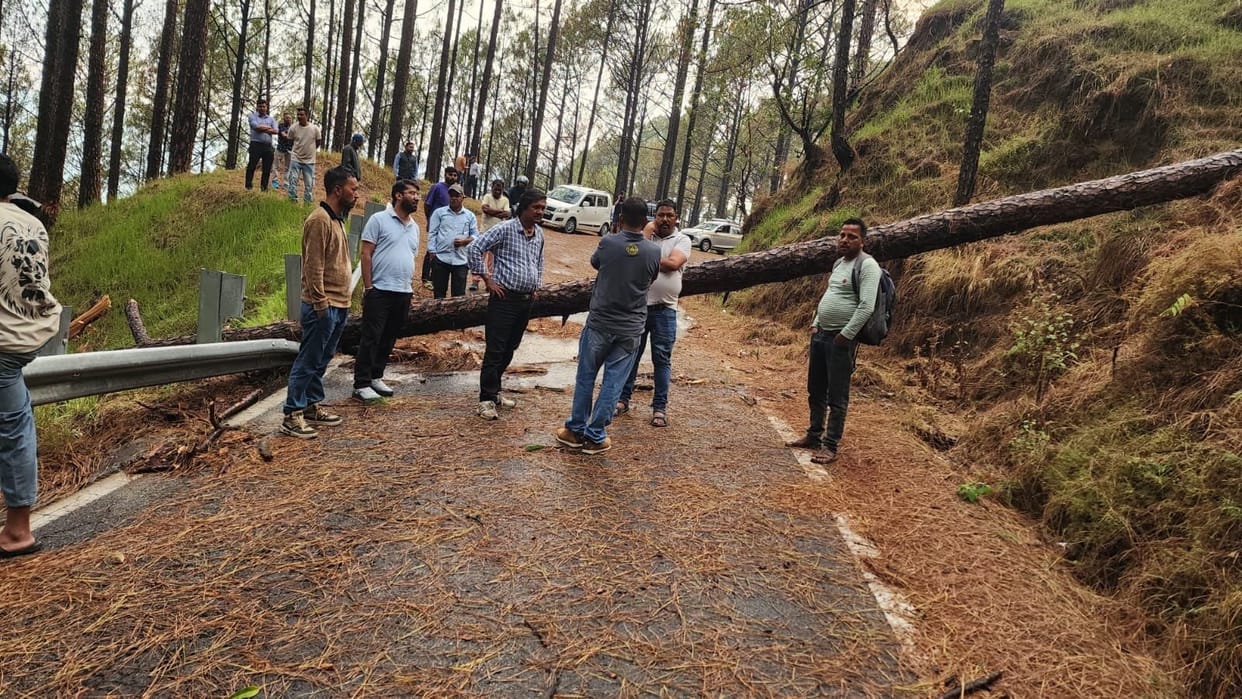 Traffic was badly affected due to rain and hailstorm amid storm.