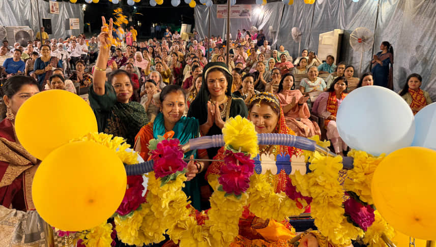 दिव्य ज्योति जागृति  संस्थान की ओर से आयोजित कथा में उपस्थित श्रद्धालु। स्वयं