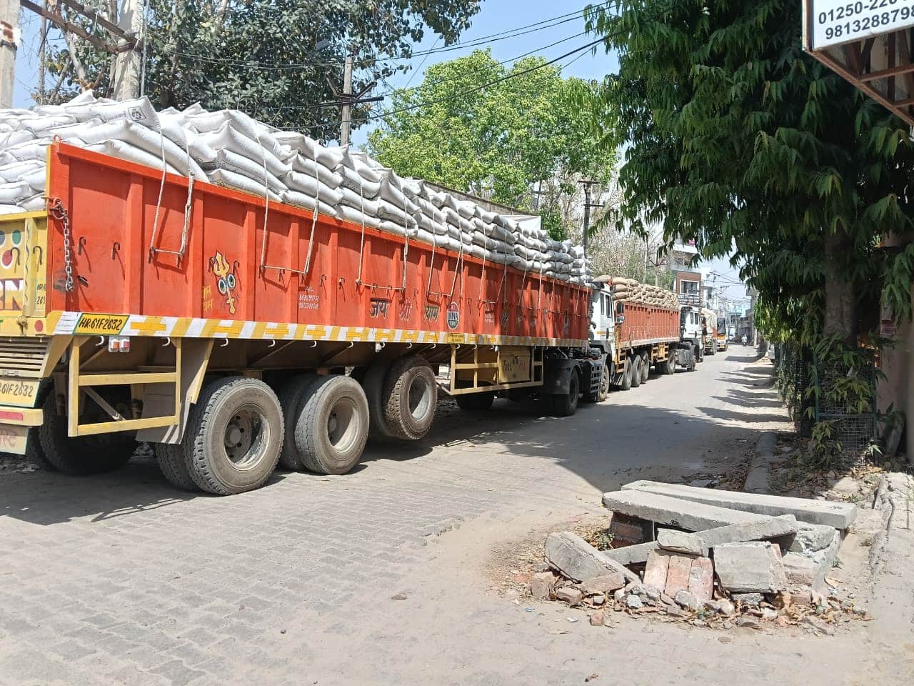 वेयरहाउस के गोदाम के बाहर लगी वाहनों की कतार। 