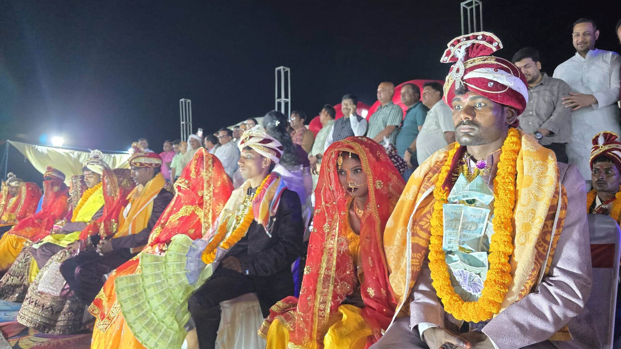 20 कन्याओं को आशीर्वाद प्रदान