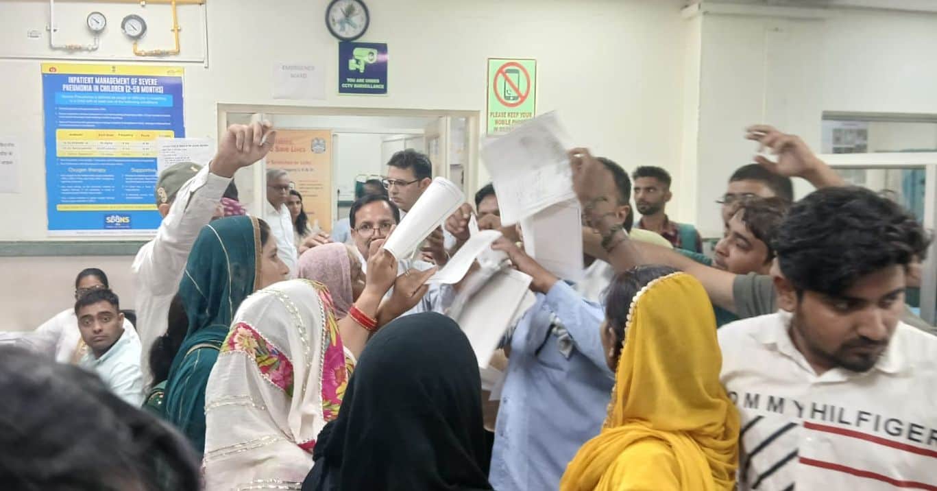 21-रोहतक के नागरिक अस्पताल में सिविल सर्जन डॉ. रमेश चंद्र आर्य को कार्ड दिखाकर एंटी रेबीज वैक्स