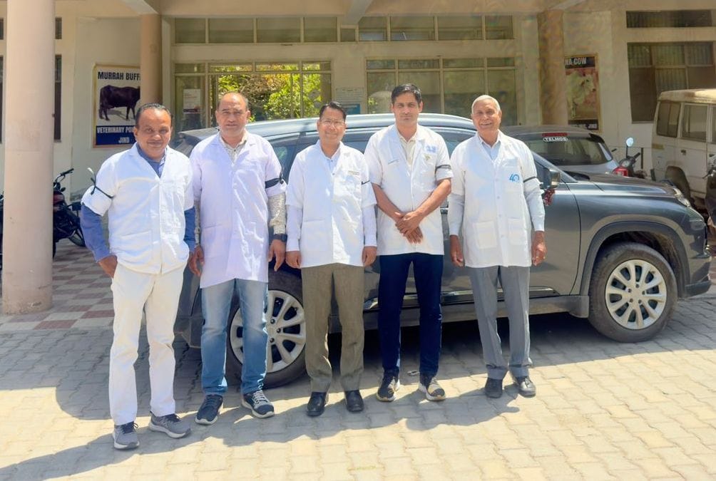 Veterinarians Outraged by Former Minister's Statement; Express Protest by Wearing Black Badges
