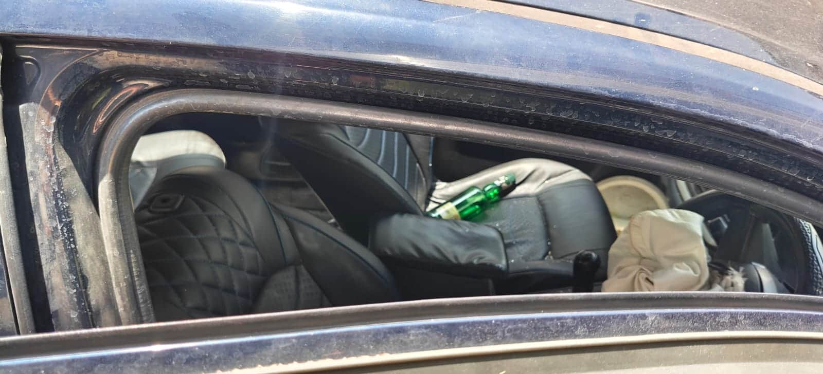 28-रेलवे रोड पर हादसे के बाद क्षतिग्रस्त कार में पड़ी शराब की बोतल। संवाद