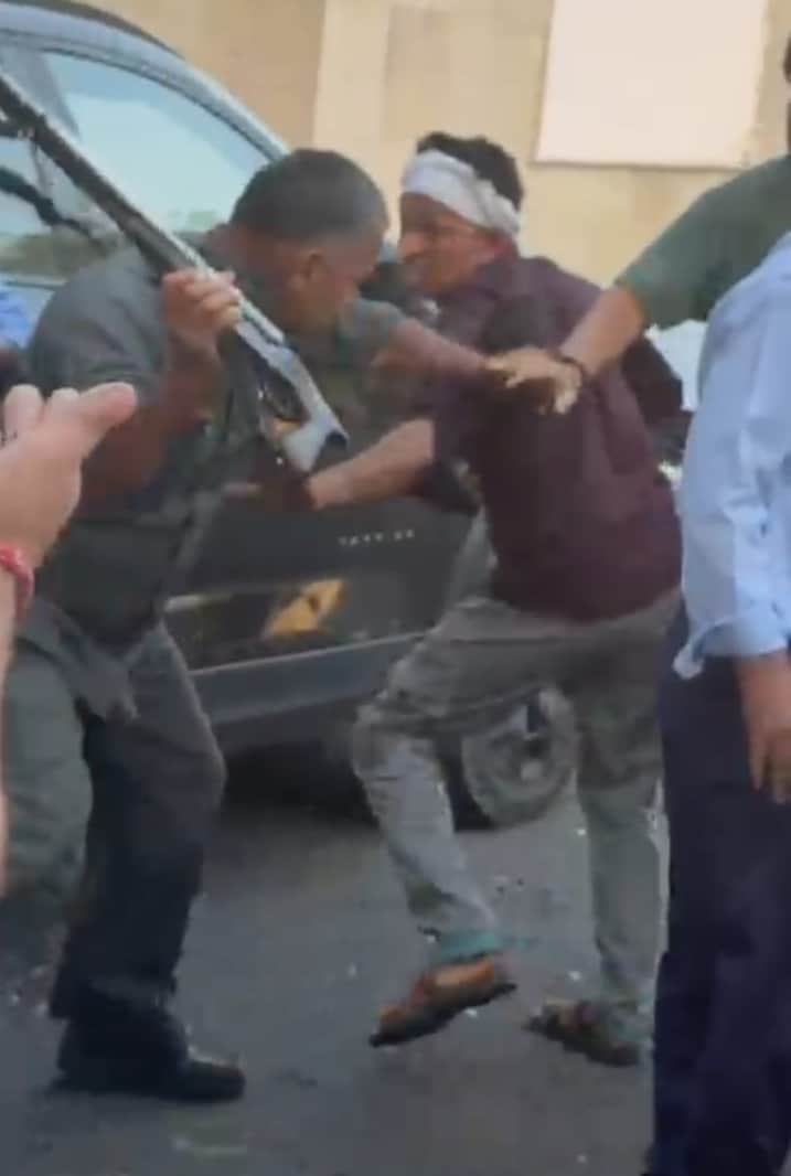 32 पीजीआई के ट्राॅमा सेंटर में सुरक्षाकर्मी व हरीश के बीच होती हाथापाई। स्रोत : वीडियोग्रैब