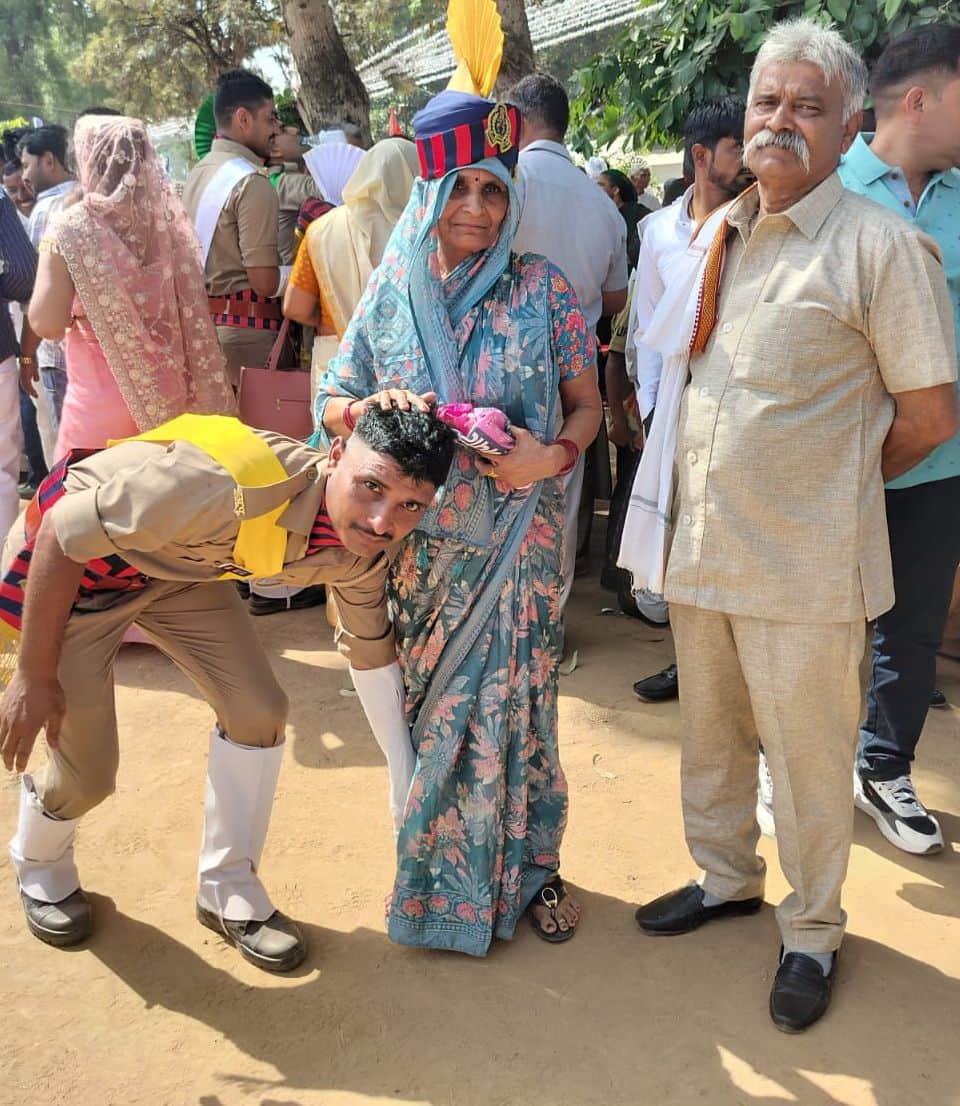 आरक्षी विवेक शर्मा अपने माता पिता के पैर छूते हुए। संवाद