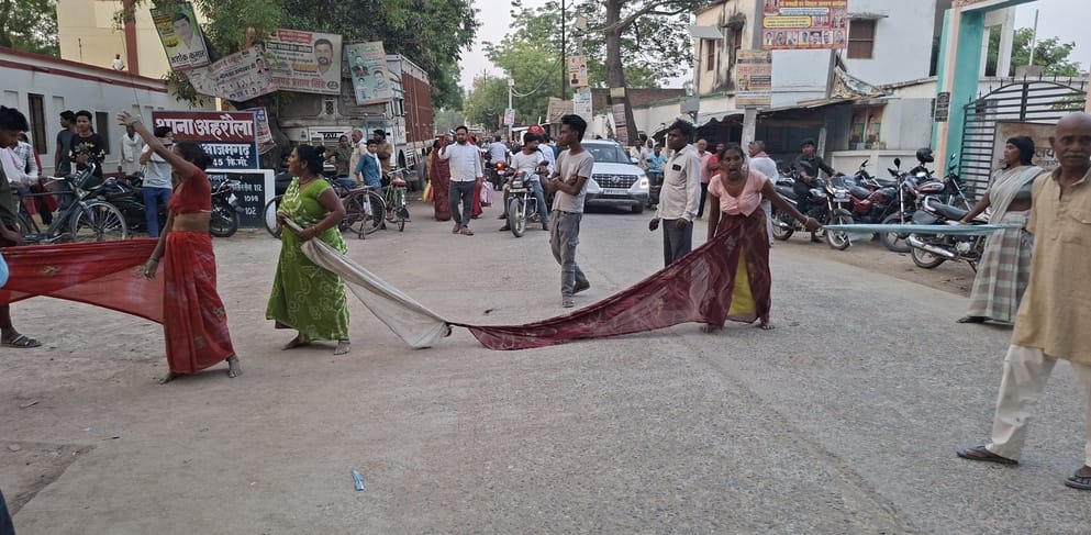 After a road accident, there was a ruckus outside the police station after the body was sent for post-mortem without any information.
