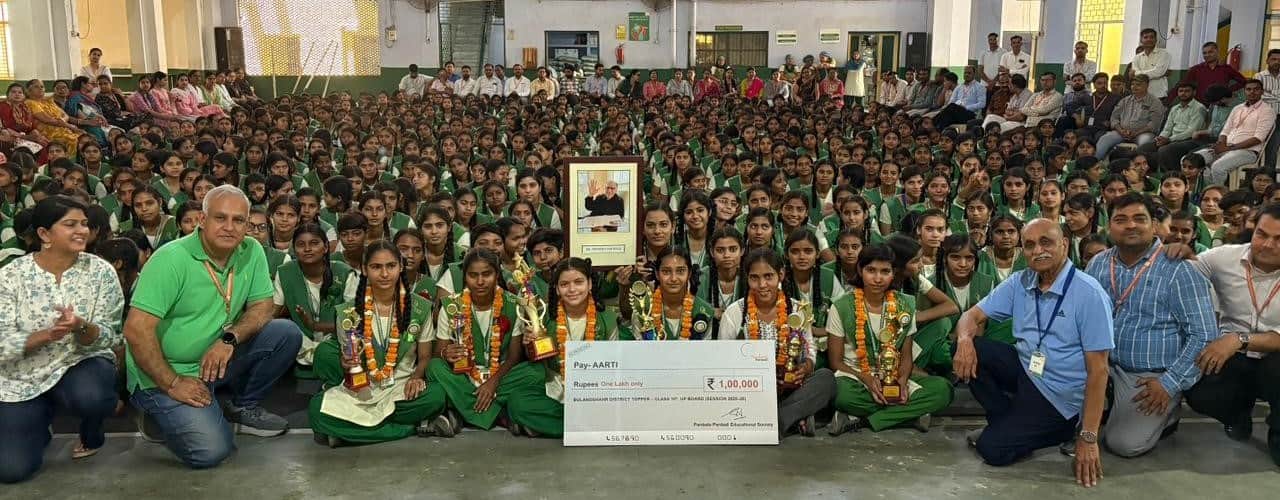 अनूपशहर के  परदादा परदादी विद्यालय में हाईसकूल की जिला टॉपर आरती संग सम्मनित की गई मेधावी छात्र