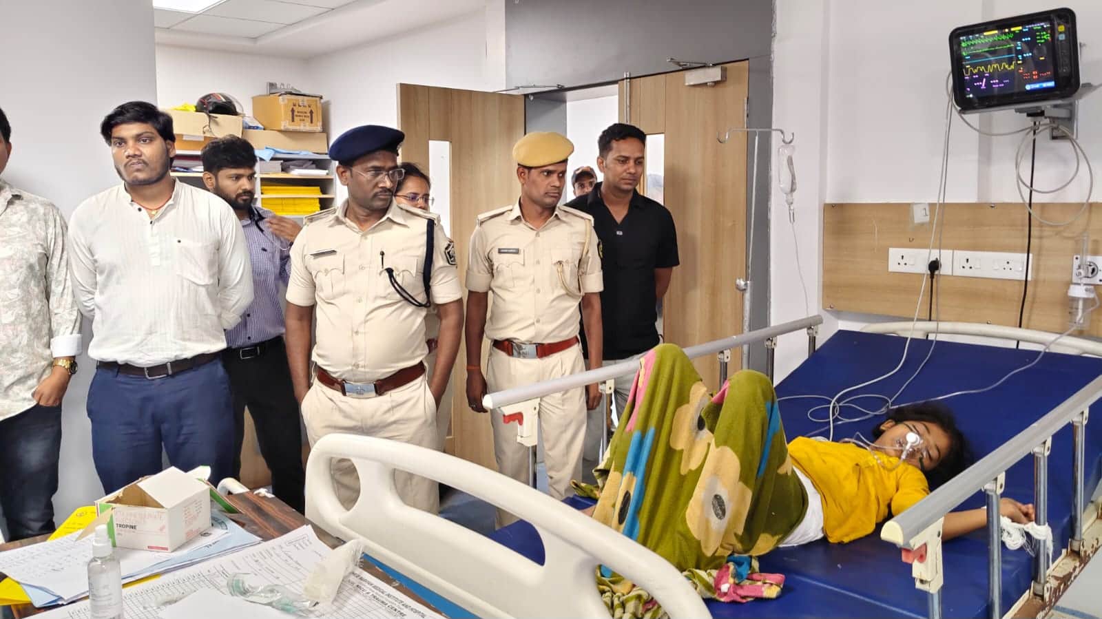 अस्पताल पहुंचकर मामले की छानबीन करती पुलिस