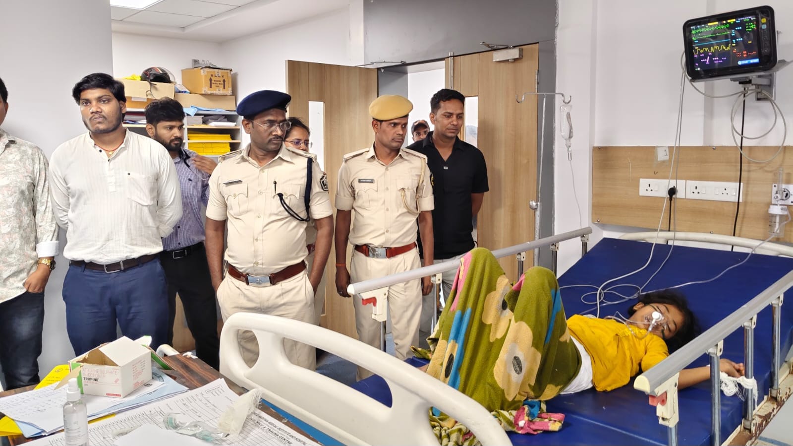 अस्पताल पहुंचकर मामले की छानबीन करती पुलिस
