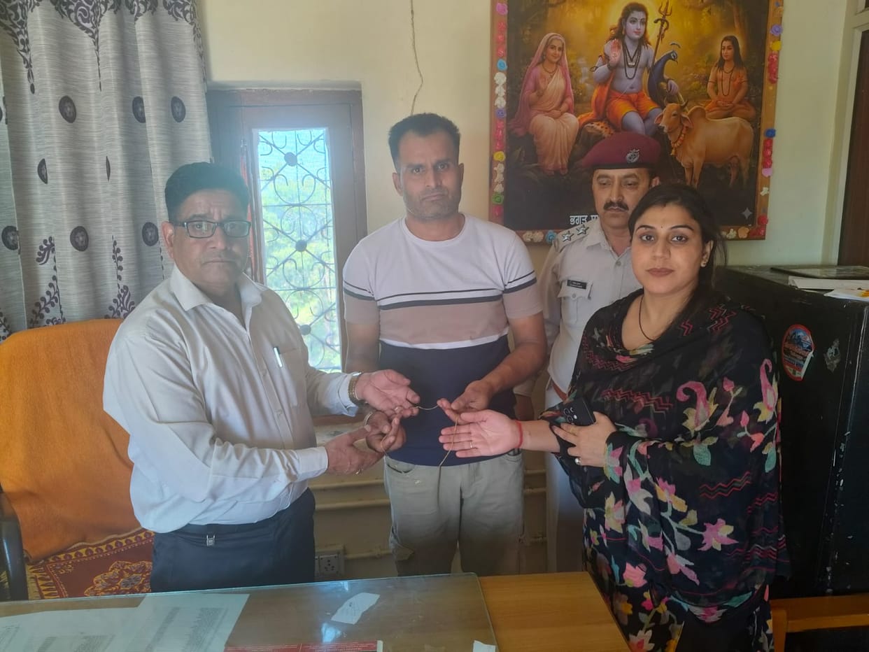 The Deotsidh temple administration returned the gold chain that fell into the donation box.