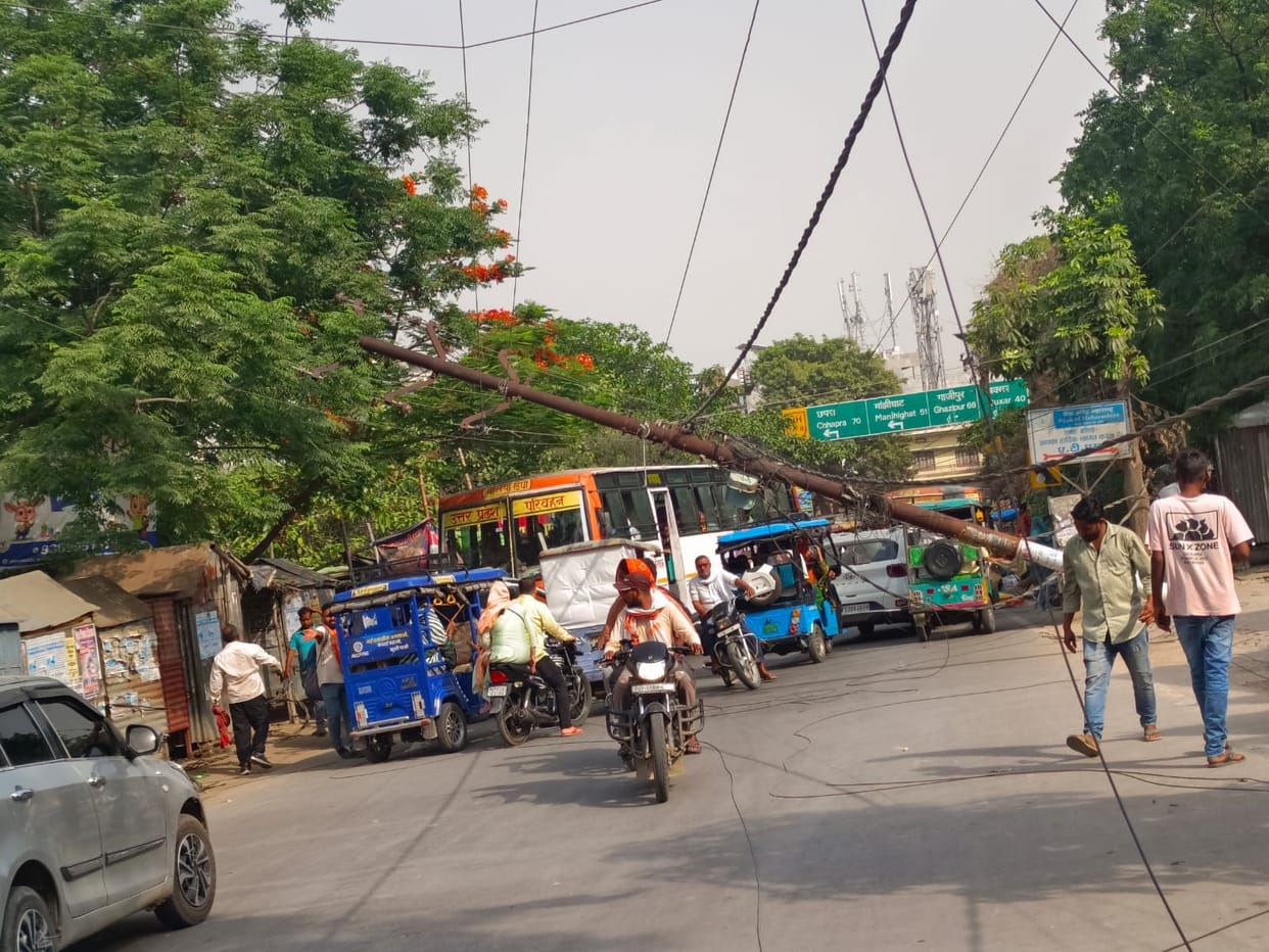 A pillar fell in front of Devkali village, disrupting traffic for an hour.