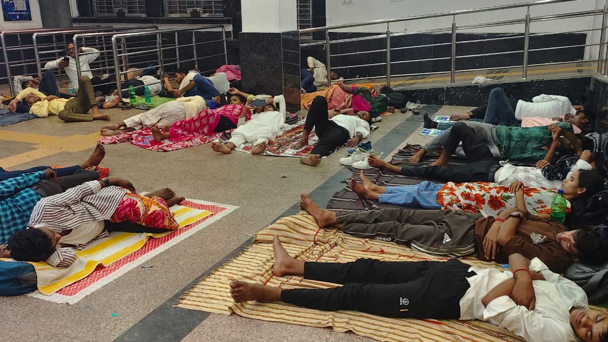 No place to go before the exam, candidates slept on the platform