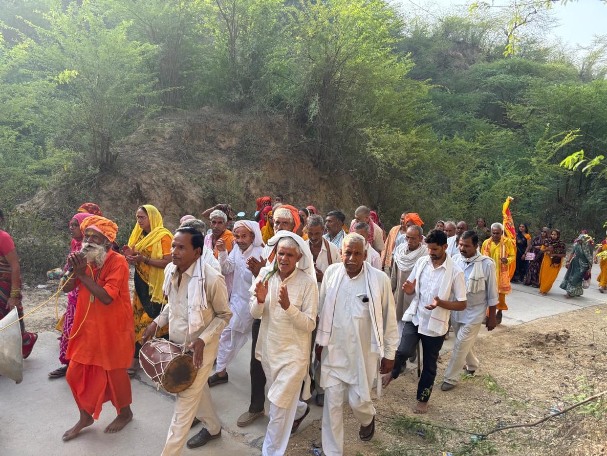 Saints raised awareness about purifying the Yamuna waters; a seven-kosi padyatra was organised from Bateshwar on Ekadashi, with cheers echoing.