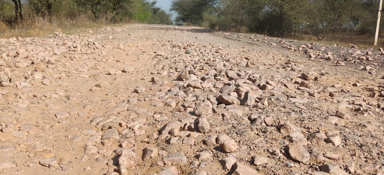 The road stuck in stones, the road from the village Chandwas to Jewli is in a dilapidated condition