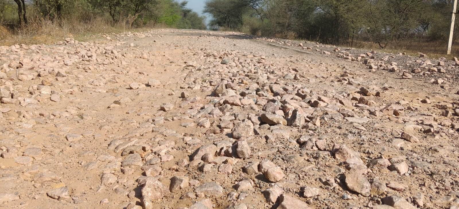 चांदवास से जेवली लिंक रोड पर सड़क पर निकले पत्थर। संवाद