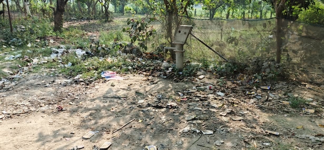 Dry hand pumps amid rising heat, passersby troubled