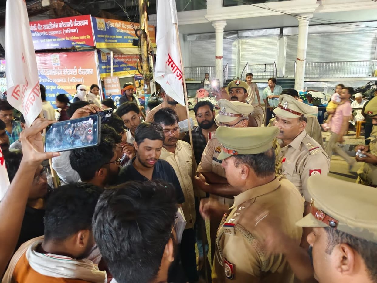 Police clash with SFI activists distributing pamphlets for Save Schools movement