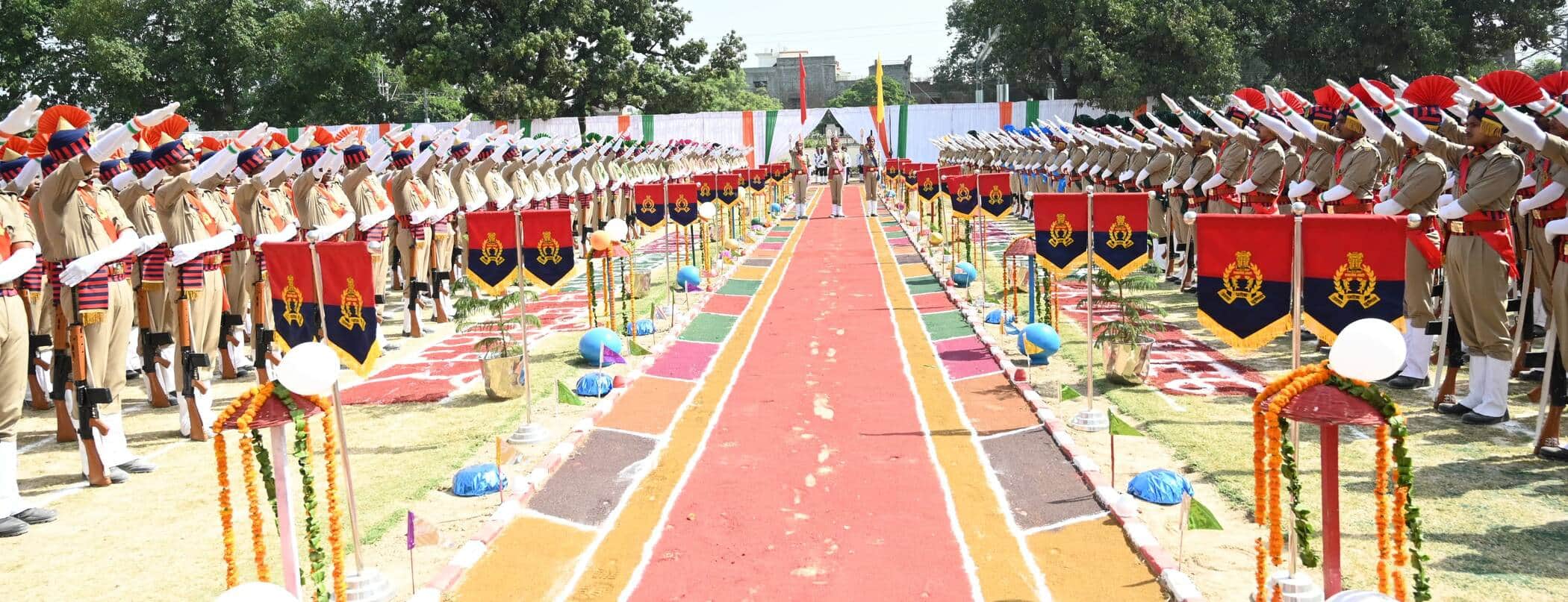 फोटो-05-पुलिस लाइन में शपथ लेते पुलिस कर्मी। स्रोत पुलिस