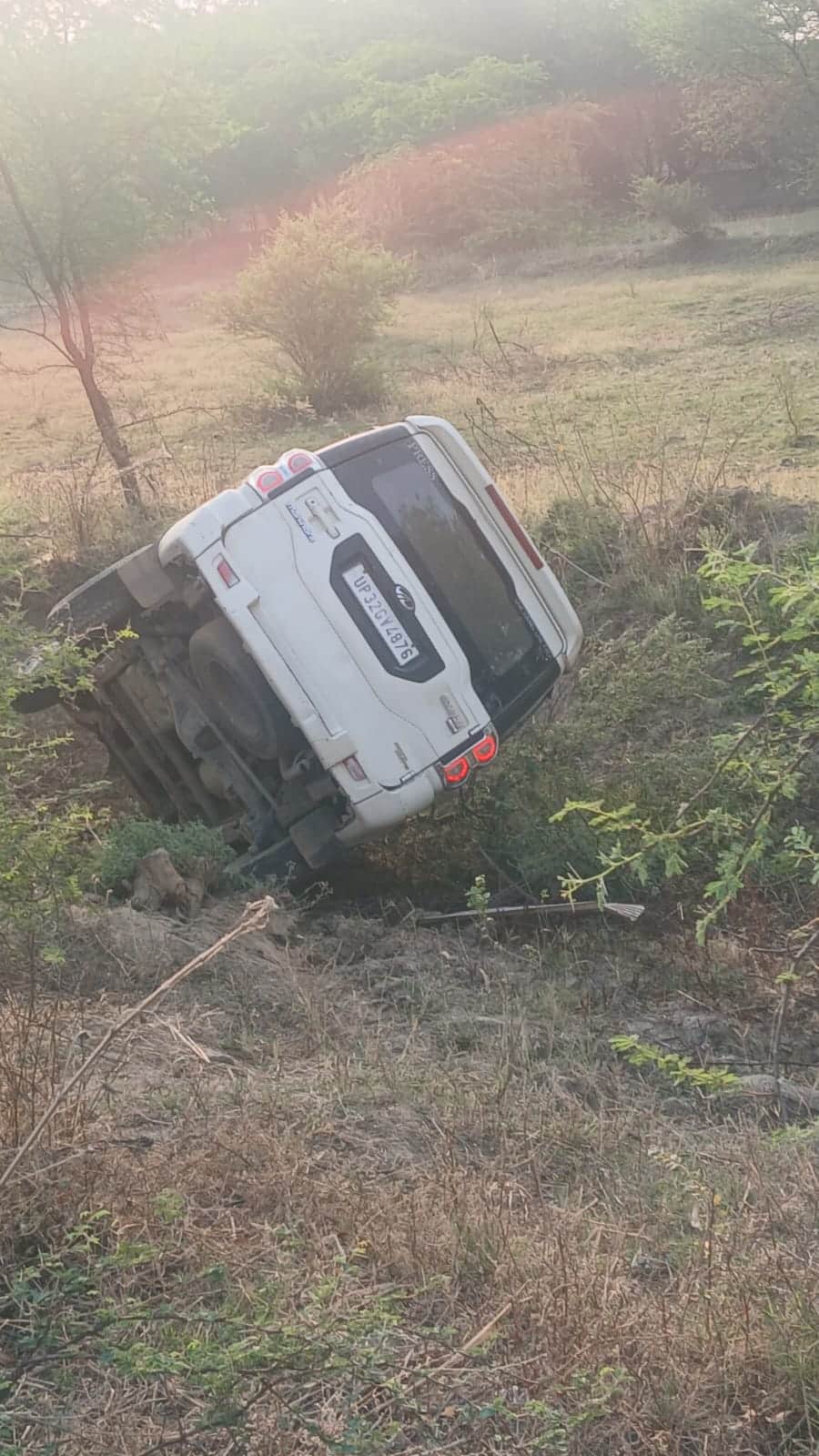 फोटो- 21 हादसे के बाद खंती में पड़ी स्कॉपियो। संवाद