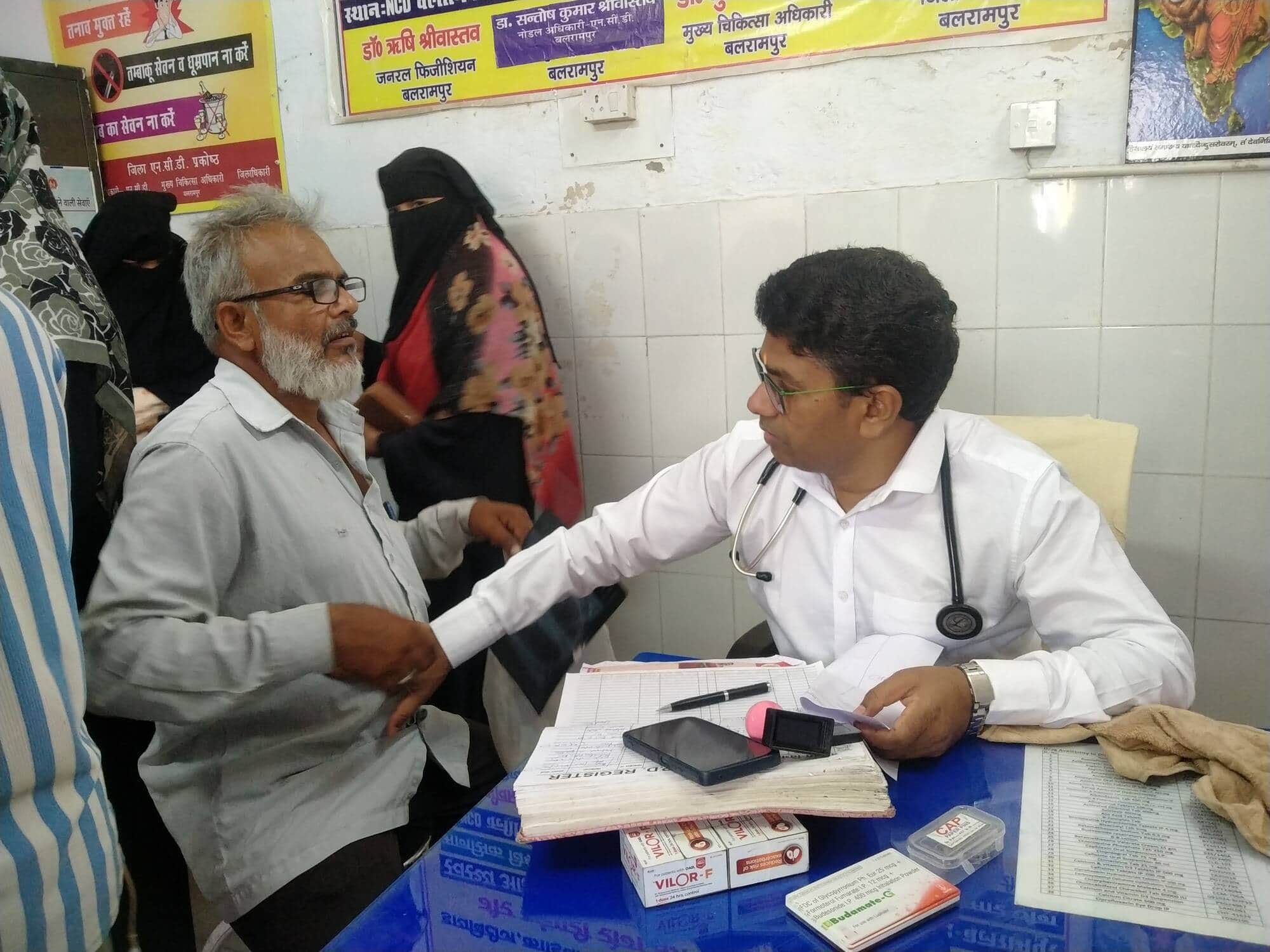 फोटो-22-बलरामपुर के जिला मेमोरियल अस्पताल में मरीज का इलाज करते चिकित्सक ।-संवाद