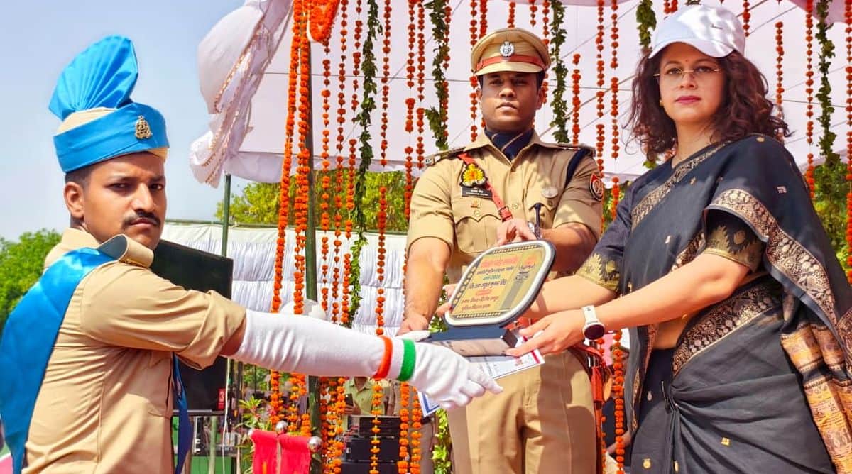 फोटो 26 एमएएचपी 04 परिचय-समारोह में उत्कृष्ट प्रदर्शन करने पर रिक्रूट आरक्षी को पुरस्कृत करते ड