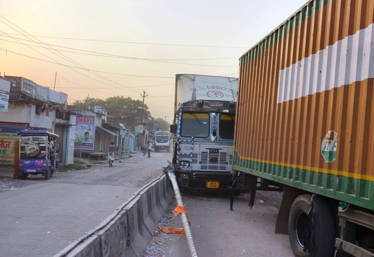 A truck collided with a pole, causing a traffic jam on the one-way highway.