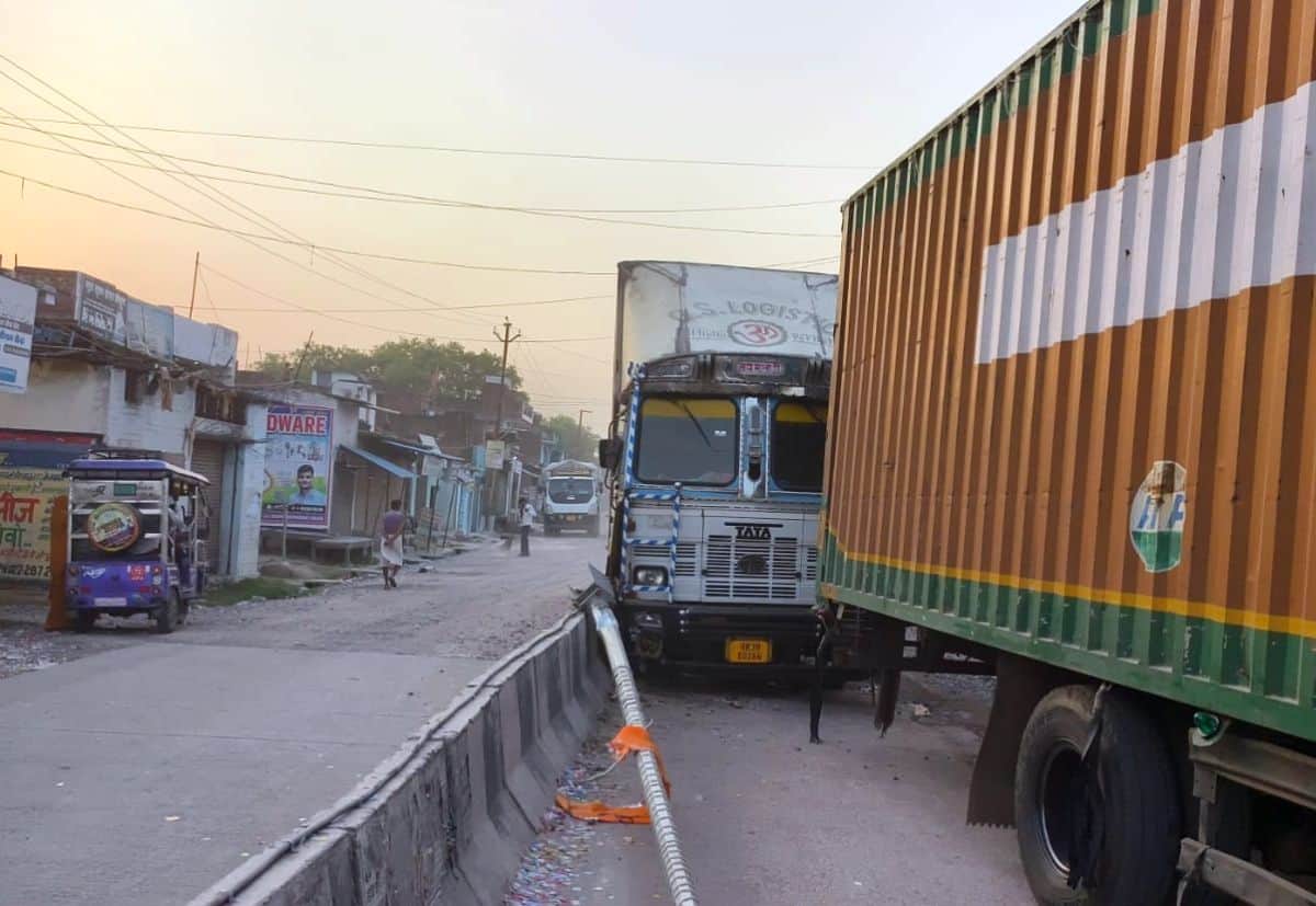 फोटो 26 एमएएचपी 07 परिचय-टक्कर से टूटकर गिरा पोल व टायर फटने से हाईवे के वन-वे पर बनी जाम की स्