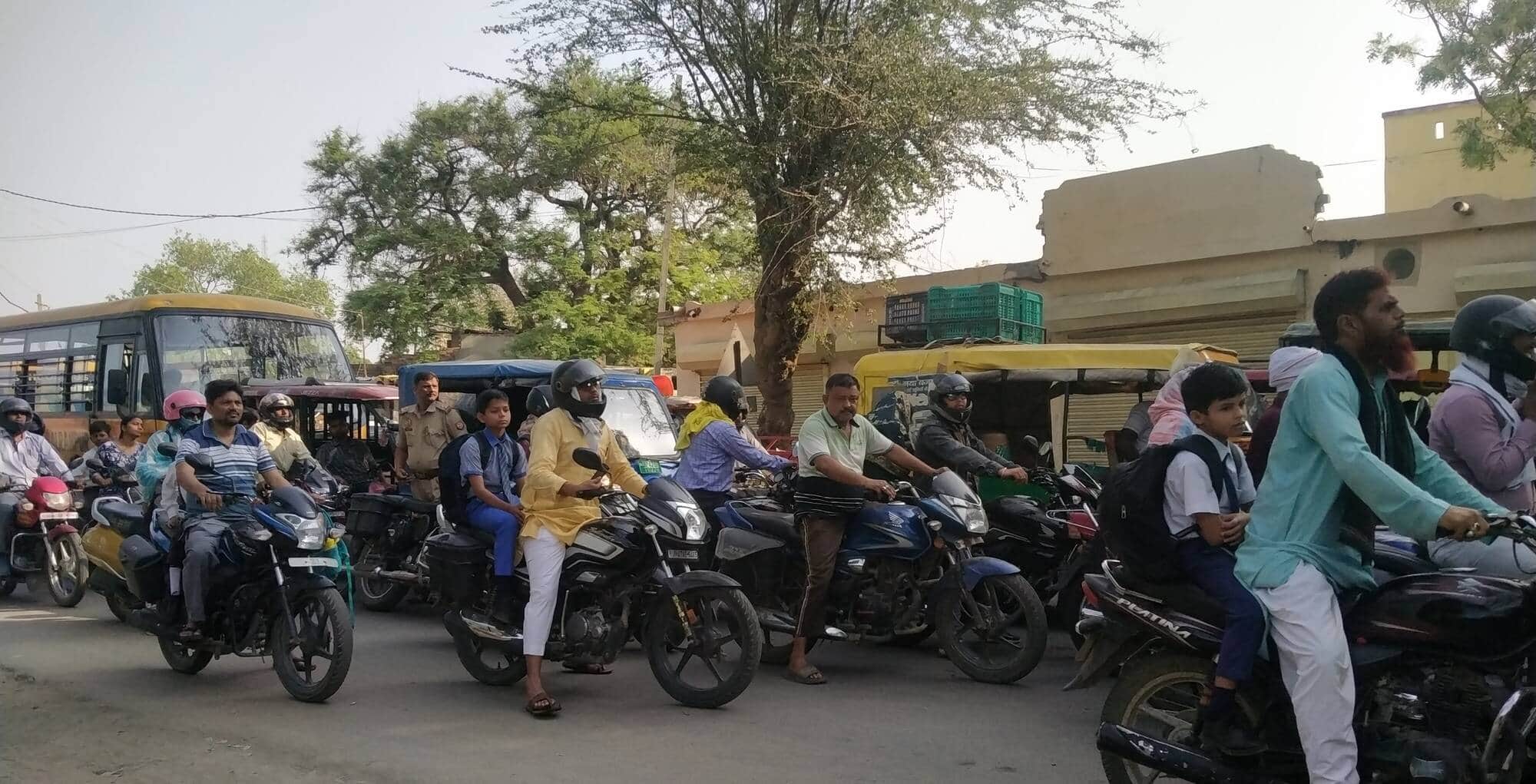 फोटो-28-बलरामपुर के संतोषीमाता मंदिर क्रासिंग के पास लगे जाम में फंसे लोग ।-संवाद