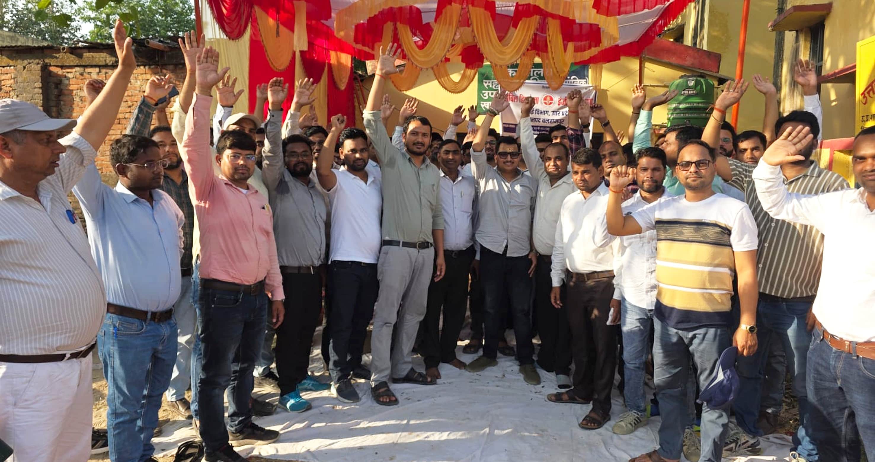 फोटो-30-बलरामपुर के बाढ़ खंड परिसर में धरना प्रदर्शन करते इंजीनियर ।-संवाद