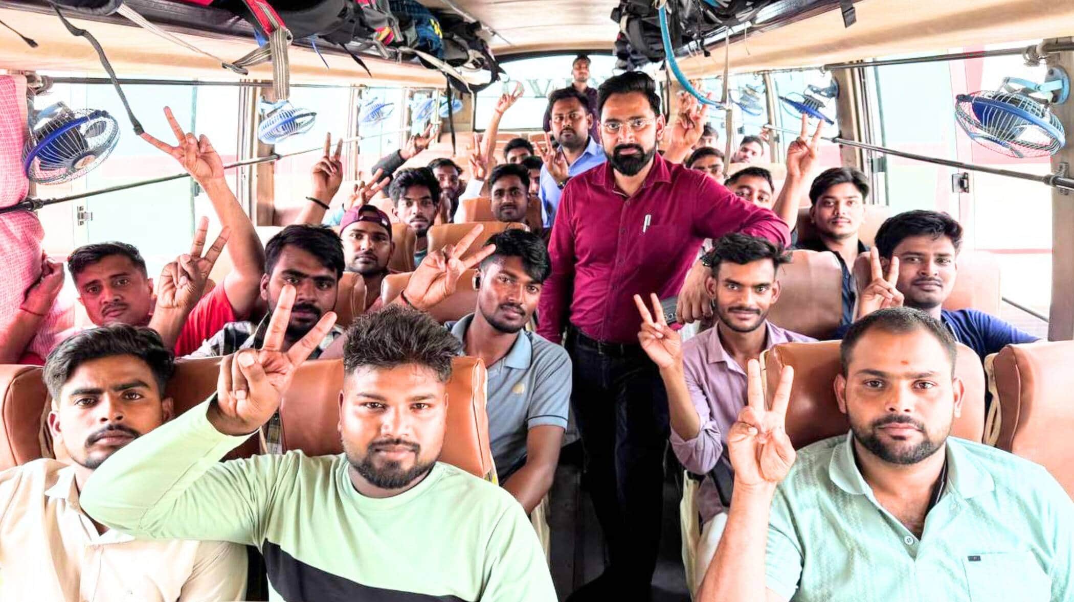 फोटो-33-रोजगार के लिए बस से रवाना होते चयनित अभ्यर्थी। संवाद