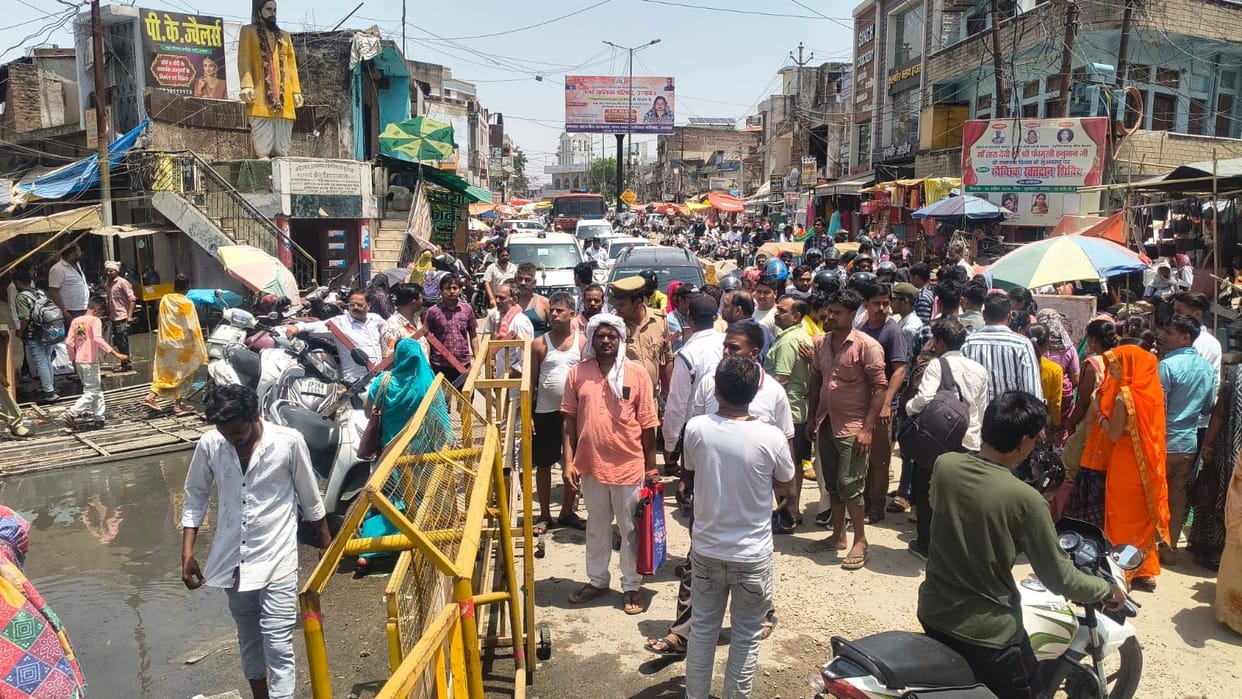 Traders upset over sewerage problem blocked Bada Chauraha for two hours