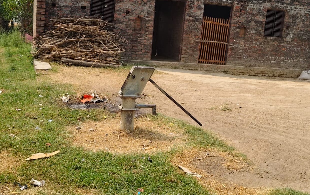 The drinking water crisis deepens due to the breakdown of hand pumps, villagers crave for every drop of water