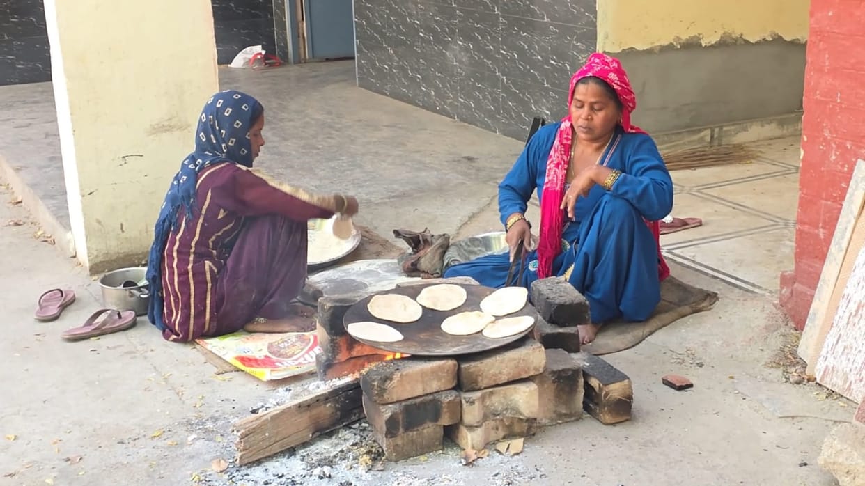 Atal Canteen Runs on Wood-Fired Stoves; Operations Crippled by Gas Shortage