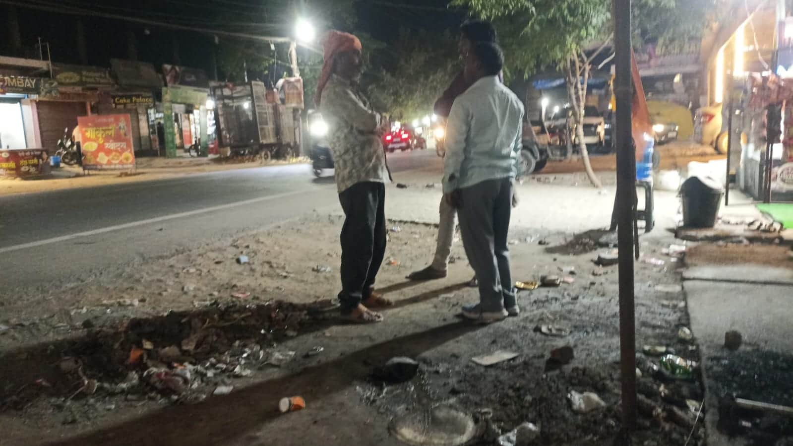 गर्मी के चलते शहर की सड़क किनारे खड़े लोग। संवाद