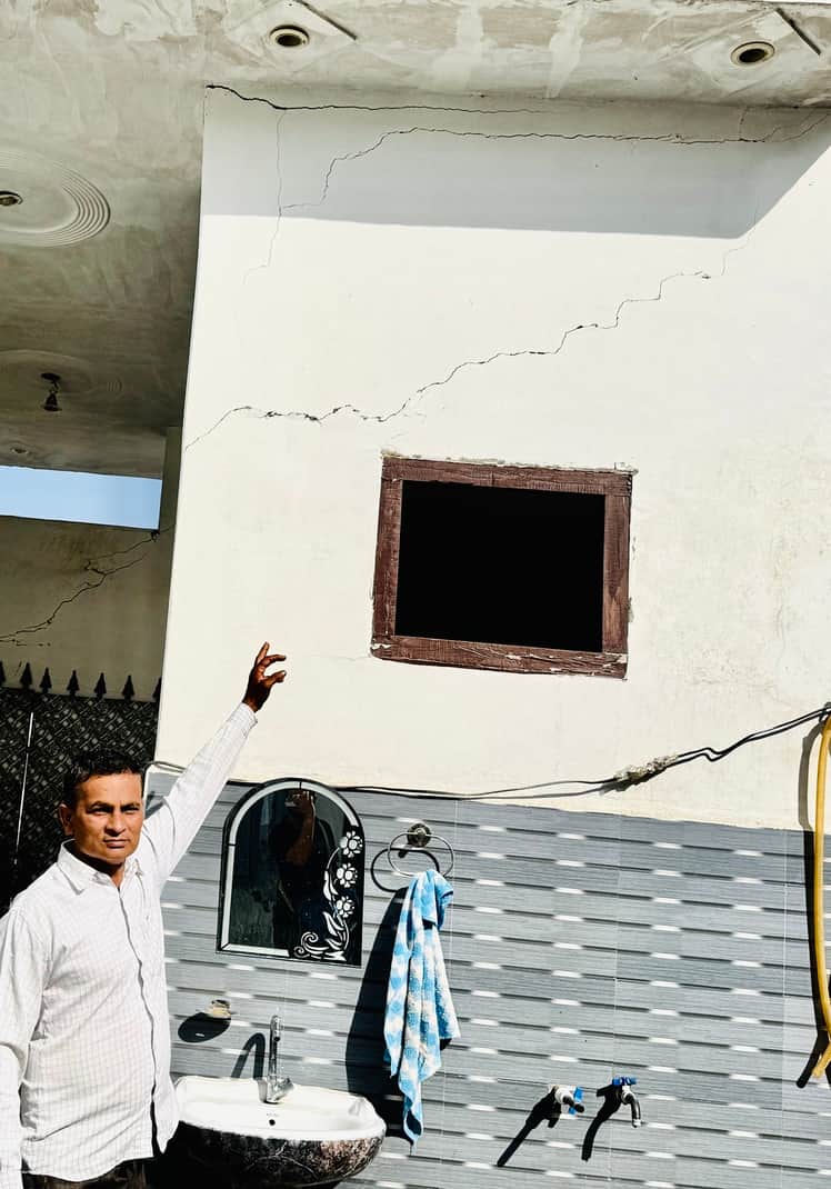 गांव गोंदर में सीवरेज पाइप लाइन लीक होने से आई दरार दिखाते मकान मालिक। संवाद