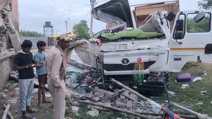 क्षतिग्रस्त ट्रक तथा मौके पर मौजूद पुलिस व अन्य लोग