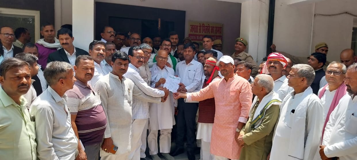 The controversy surrounding the commotion at the Fatehpur MP's residence has heated up in the district