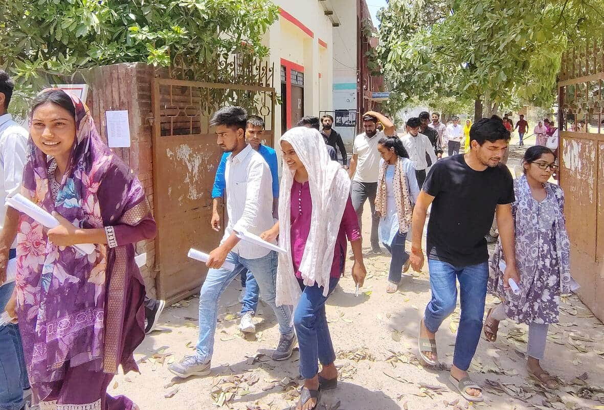 जीजीअसईसी गौरीगंज में परीक्षा देकर बाहर निकलते अभ्यर्थी। -संवाद