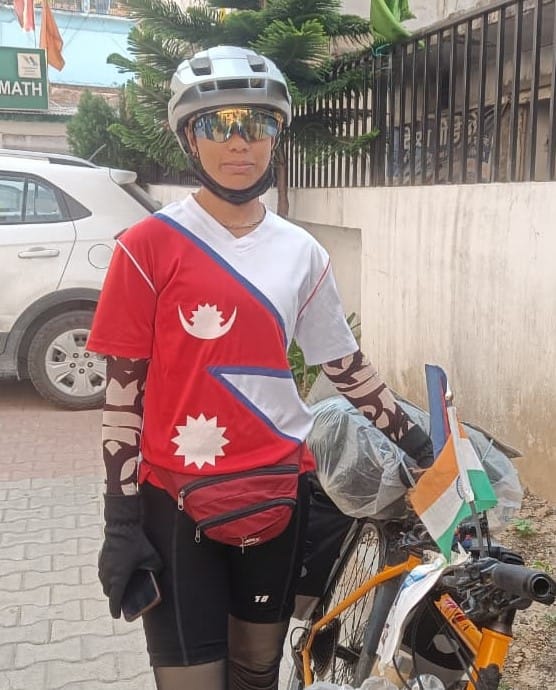 Yamuna from Nepal, who set out on a bicycle journey across India, reached Badrinath Dham.
