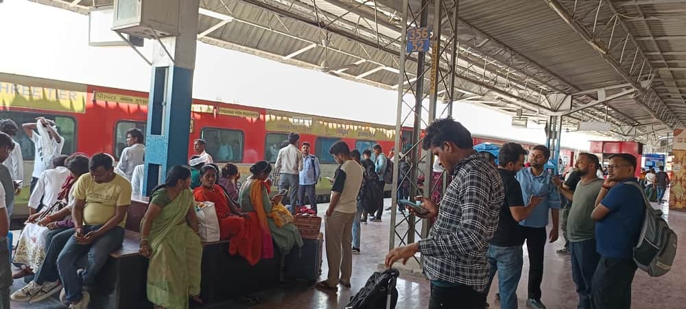 कप्तानगंज रेलवे स्टेशन पर पोरबंदर मुजफ्फरपुर स्पेशल ट्रेन के लिए जुटी भीड़ ।संवाद