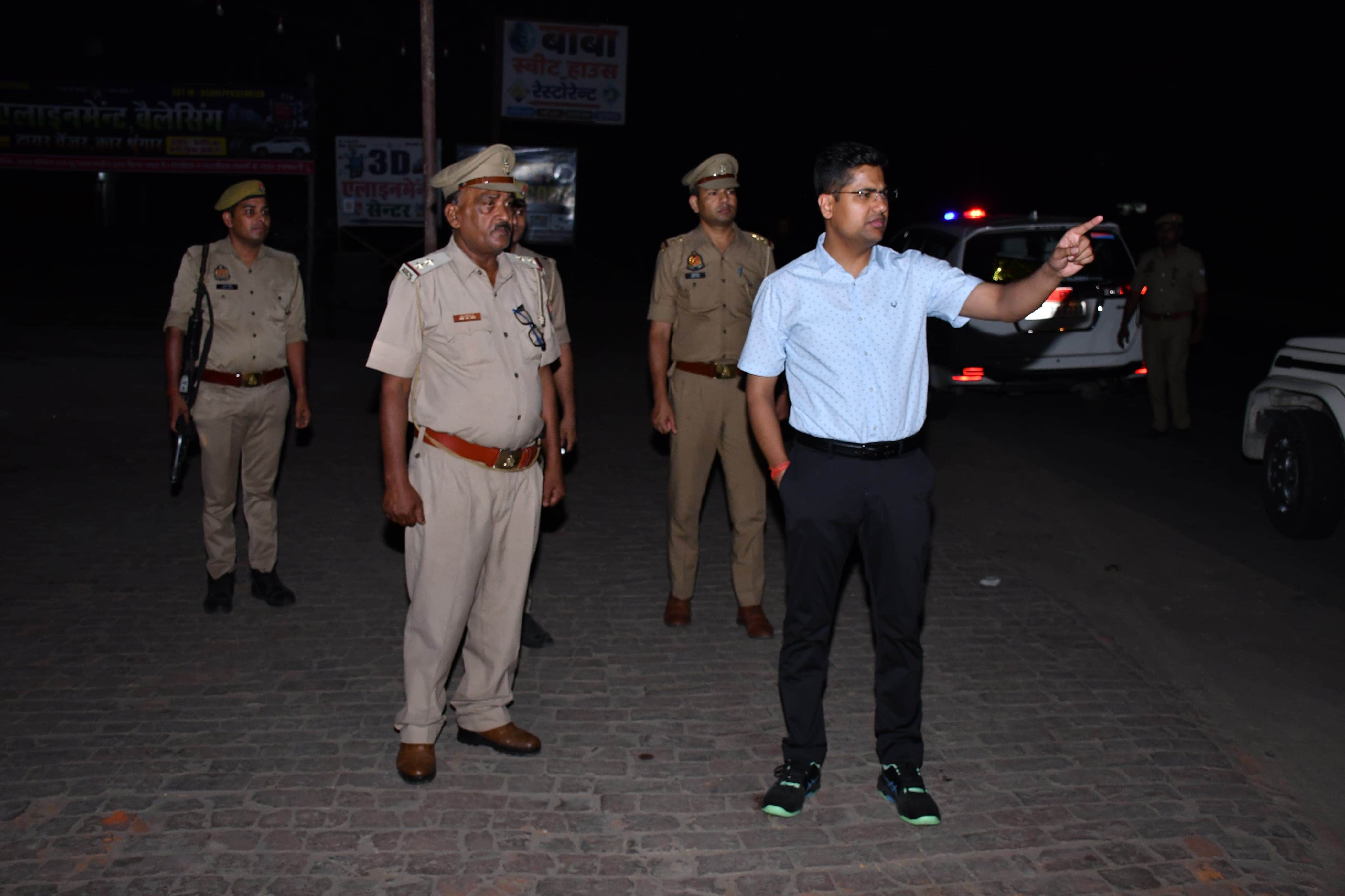 कप्तानगंज थाने के मुख्य गेट पर बने बैरियर का औचक निरीक्षण करते एसपी केशव कुमार।स्रोत-सेशल मीडिय