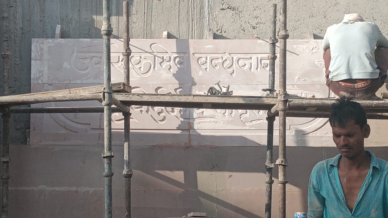 The glory of Shiva is engraved on the walls, the corridor becomes a scene of faith