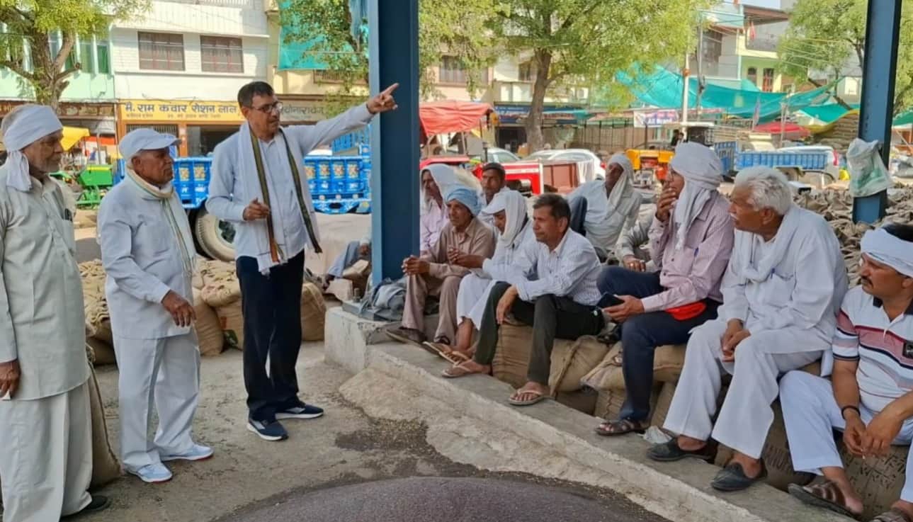 किसानों से बातचीत करती लोक सेवा मंच की टीम। स्रोत : संगठन