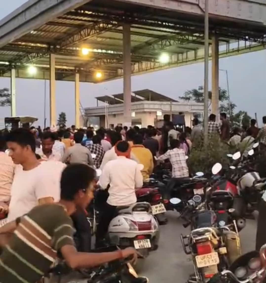 खडडा नगर के पेट्रोल पम्प पर रविवार शाम लगी भीड़