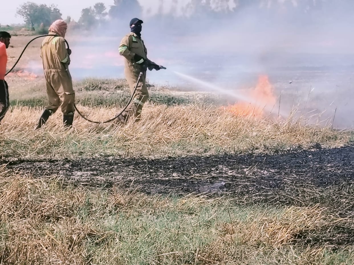 100 bighas of straw belonging to 18 farmers in four villages caught fire.
