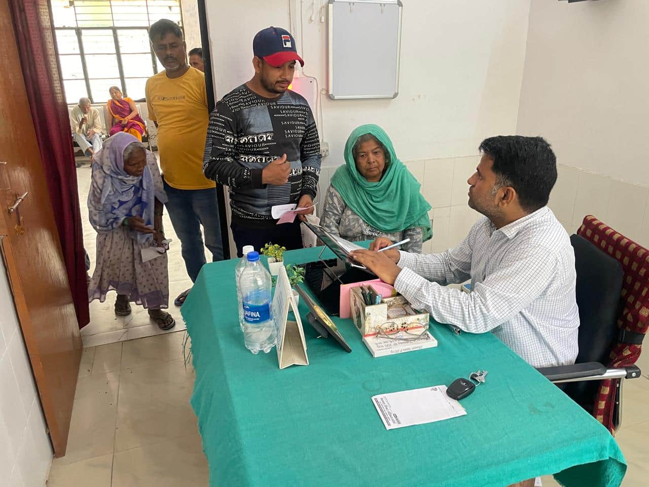 लक्ष्मीगंज न्यू पीएचसी पर मरीजोें को इलाज करते चिकित्साप्रभारी डाॅ. संतोष कुमार नायक।संवाद