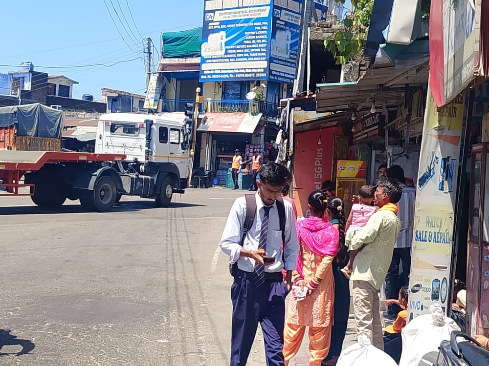 The government could not make arrangements for a bus stand at Mubarakpur Chowk.